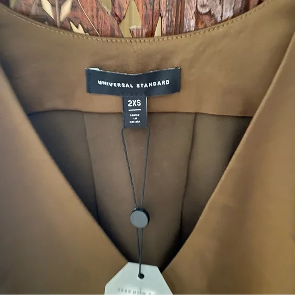 UNIVERSAL STANDARD EVA SATIN V-NECK BLOUSE CARAMEL SZ 2XS ( 6-8 ) - Picture 2 of 13